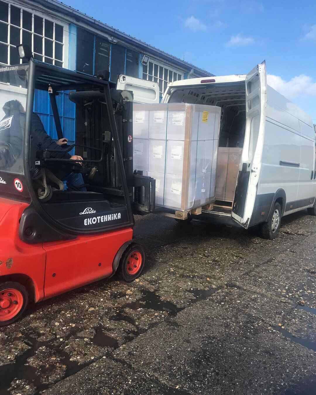 Viljuškar sa paletom iza kombija u Novom Sadu