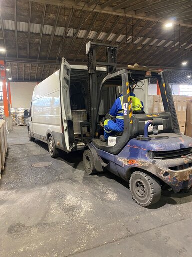 Utovar palete u kombi sa viljuškarem