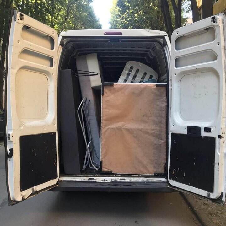 Kombi za selidbe natovaren sa nameštajem