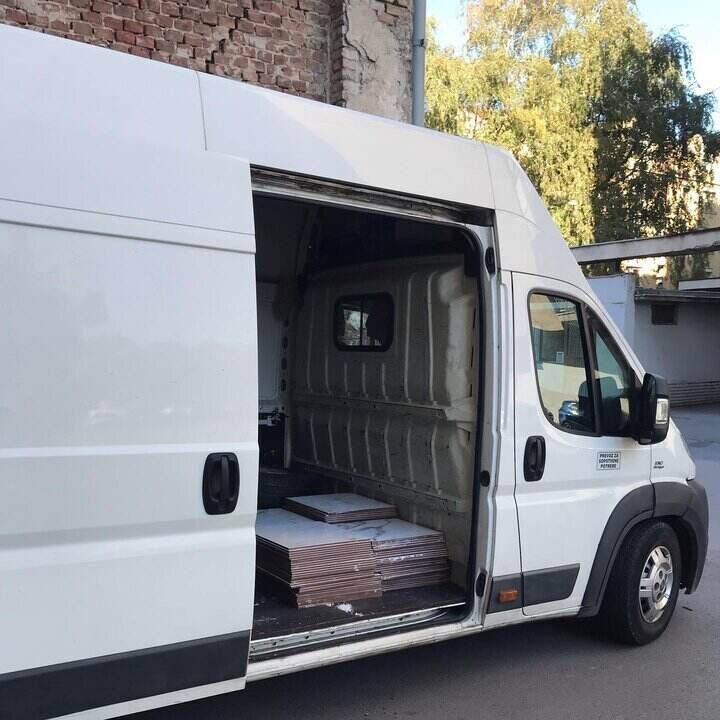 Otvorena vrata natovarenog kombi vozila