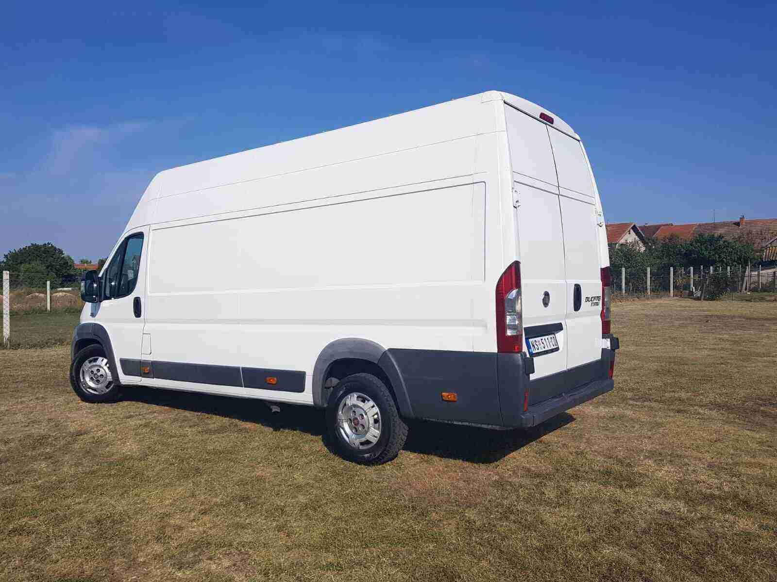 Kombi za prevoz robe na travnjaku