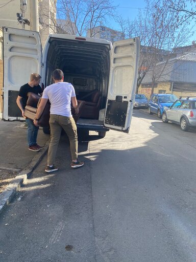 Radnici utovaraju nameštaj u kombi u Novom Sadu