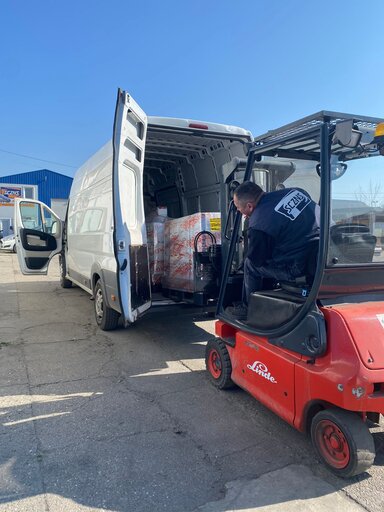 Viljuškar utovara paletu u kombi za selidbe