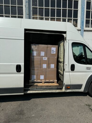 Kombi vozilo natovareno sa kutijama