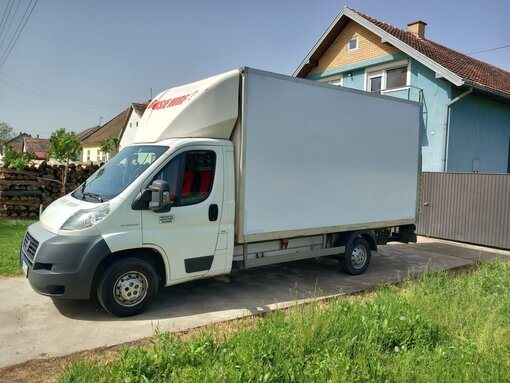 Parkiran beli furgon kombi za selidbe