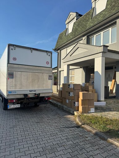 Kombi i naslagane kutije ispred kuće u Novom Sadu