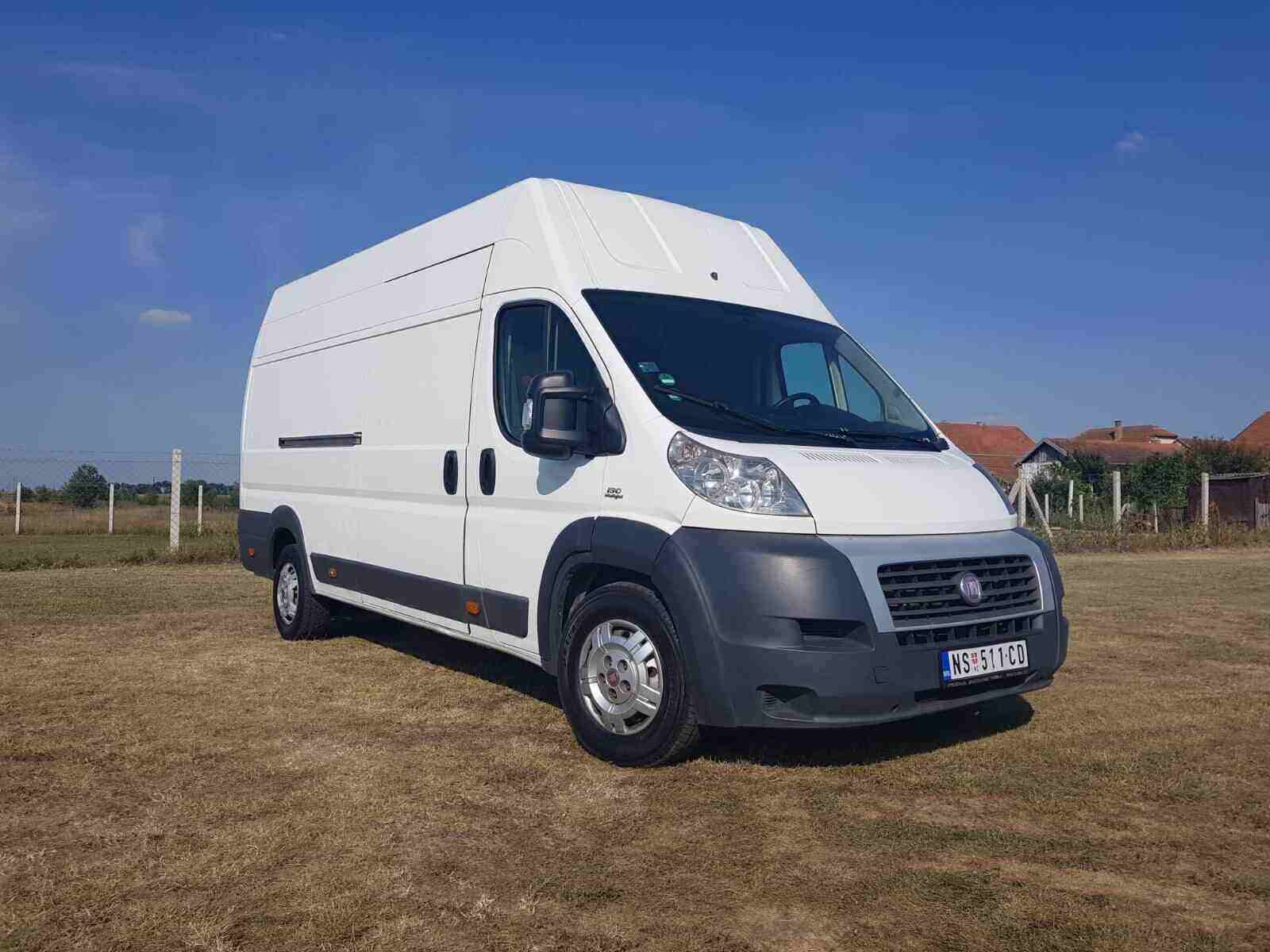 Kombi za selidbe parkiran na travnjaku