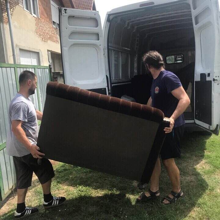 Radnici za selidbe utovaruju nameštaj u Novom Sadu