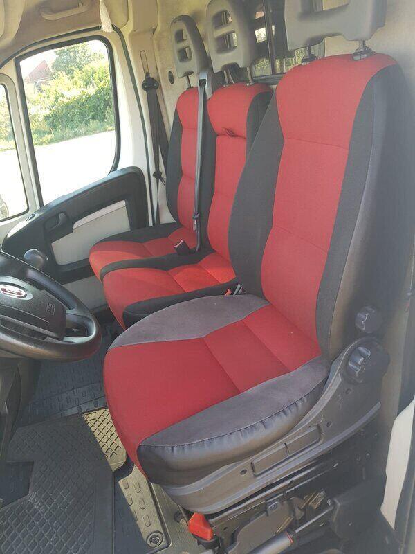 Crvena sedišta u kabini kombija