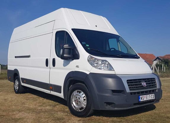 Kombi za selidbe parkiran na travnjaku